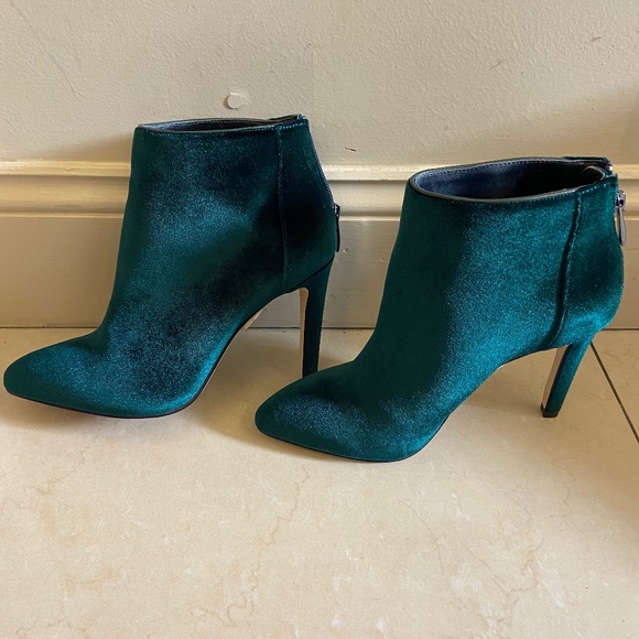Ava and Aiden forest green velvet heeled booties - Picture 1 of 3